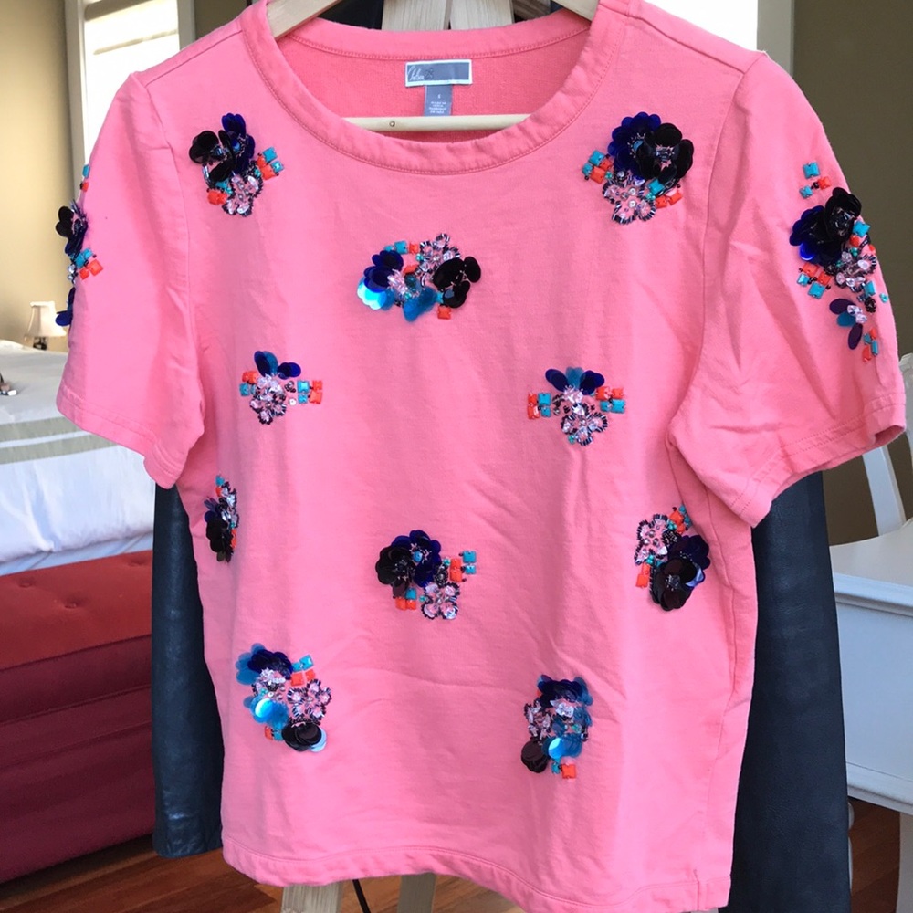 Cute top with embellished flower, size S